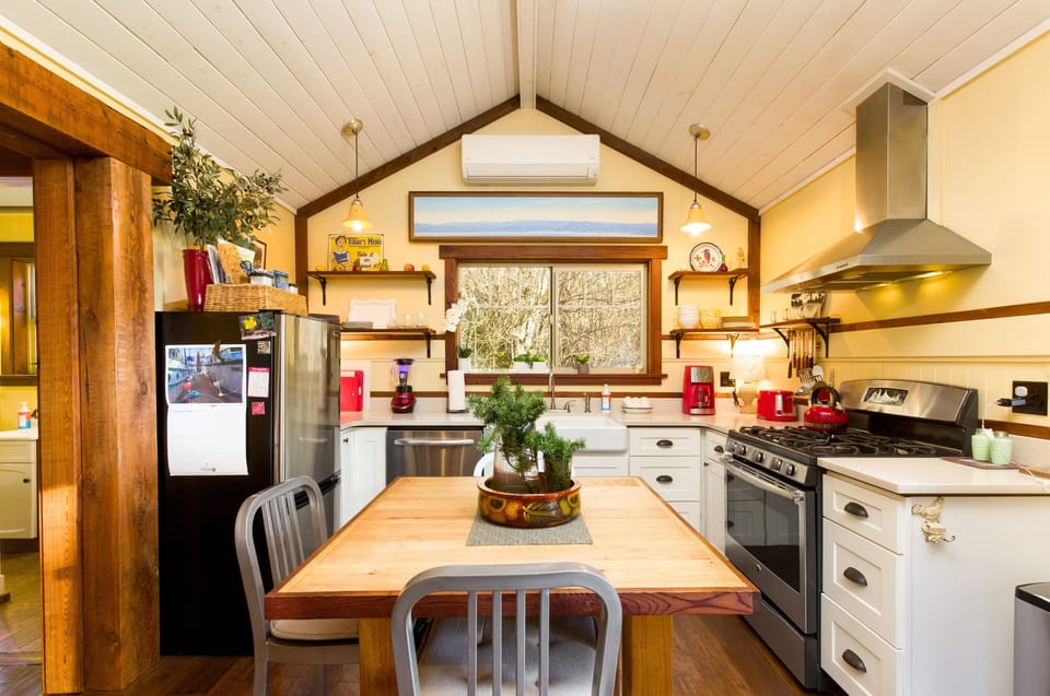 Plenty of lighting for evenings in cooking!