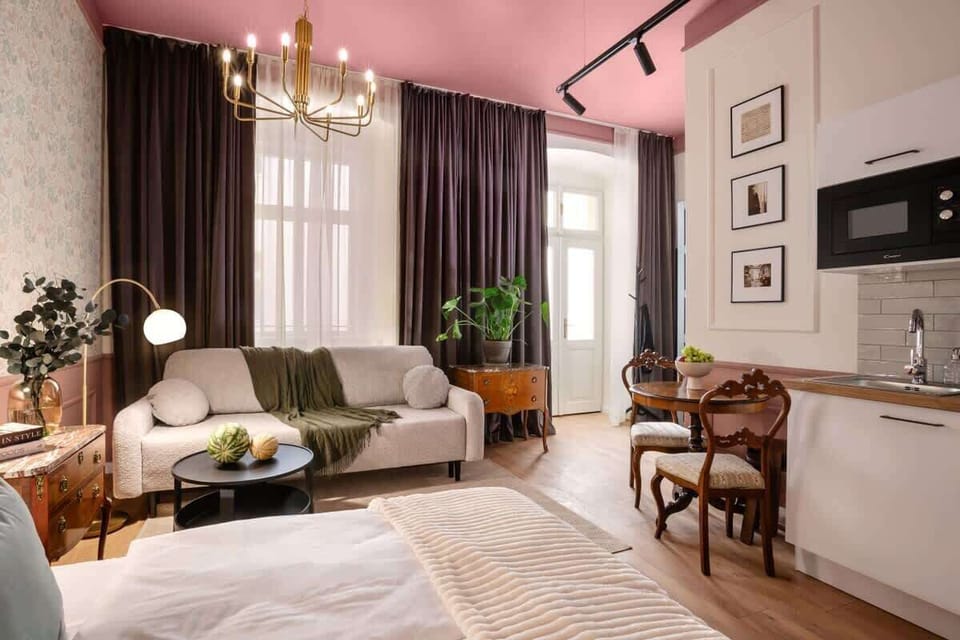 Photo of the whole room with queen size bed, sofa and kitchen