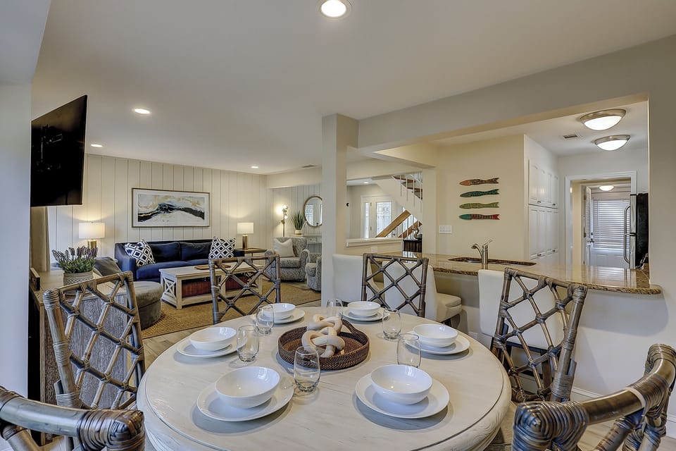 Dining table featuring a table for 5 guests.