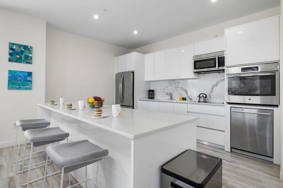 This sleek and fully equipped kitchen offers everything you need for cooking and dining with ease.