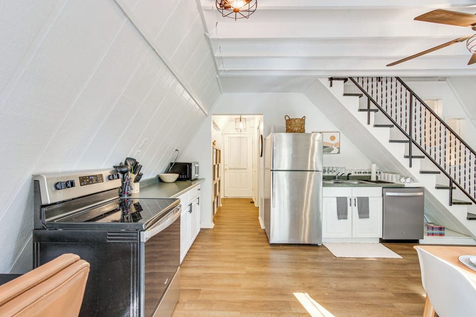 Kitchen | Central A/C & Heating | Free WiFi