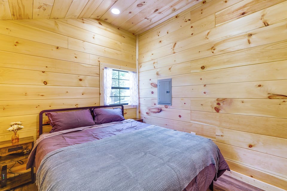 Bedroom | Queen Bed