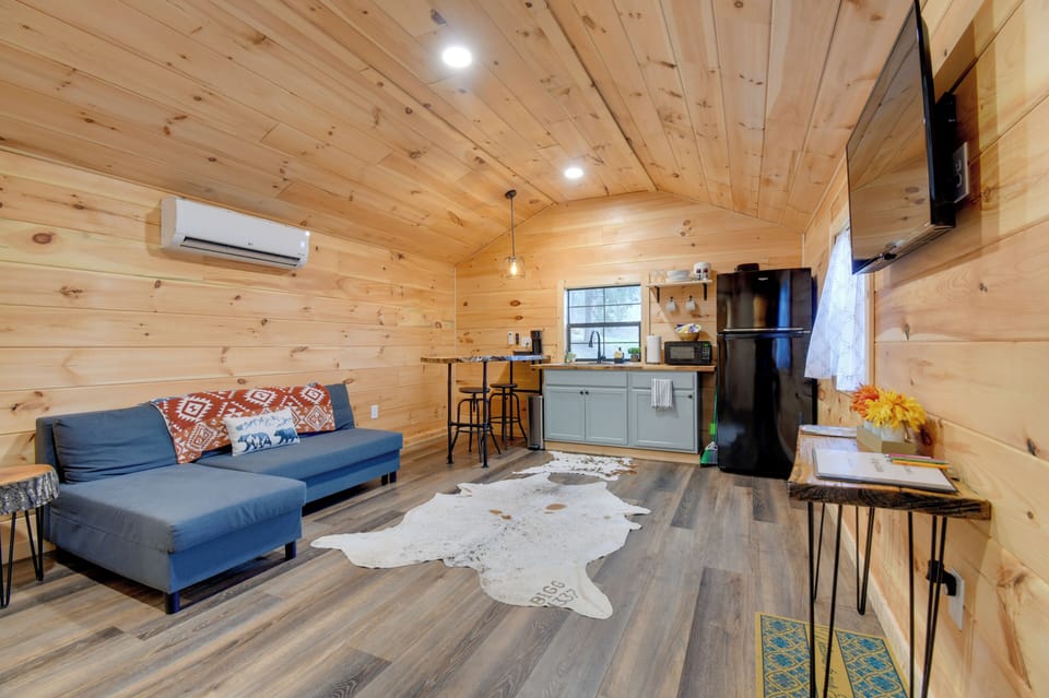 Stout Vacation Rental | 1BR | 1BA | 448 Sq Ft | Exterior Steps to Enter