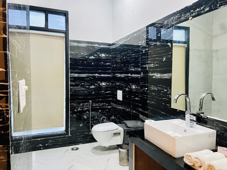 Premium Studio Suite | Bathroom | Shower, rainfall showerhead, free toiletries, slippers