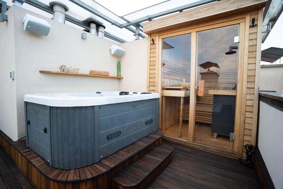 Sauna and jacuzzi