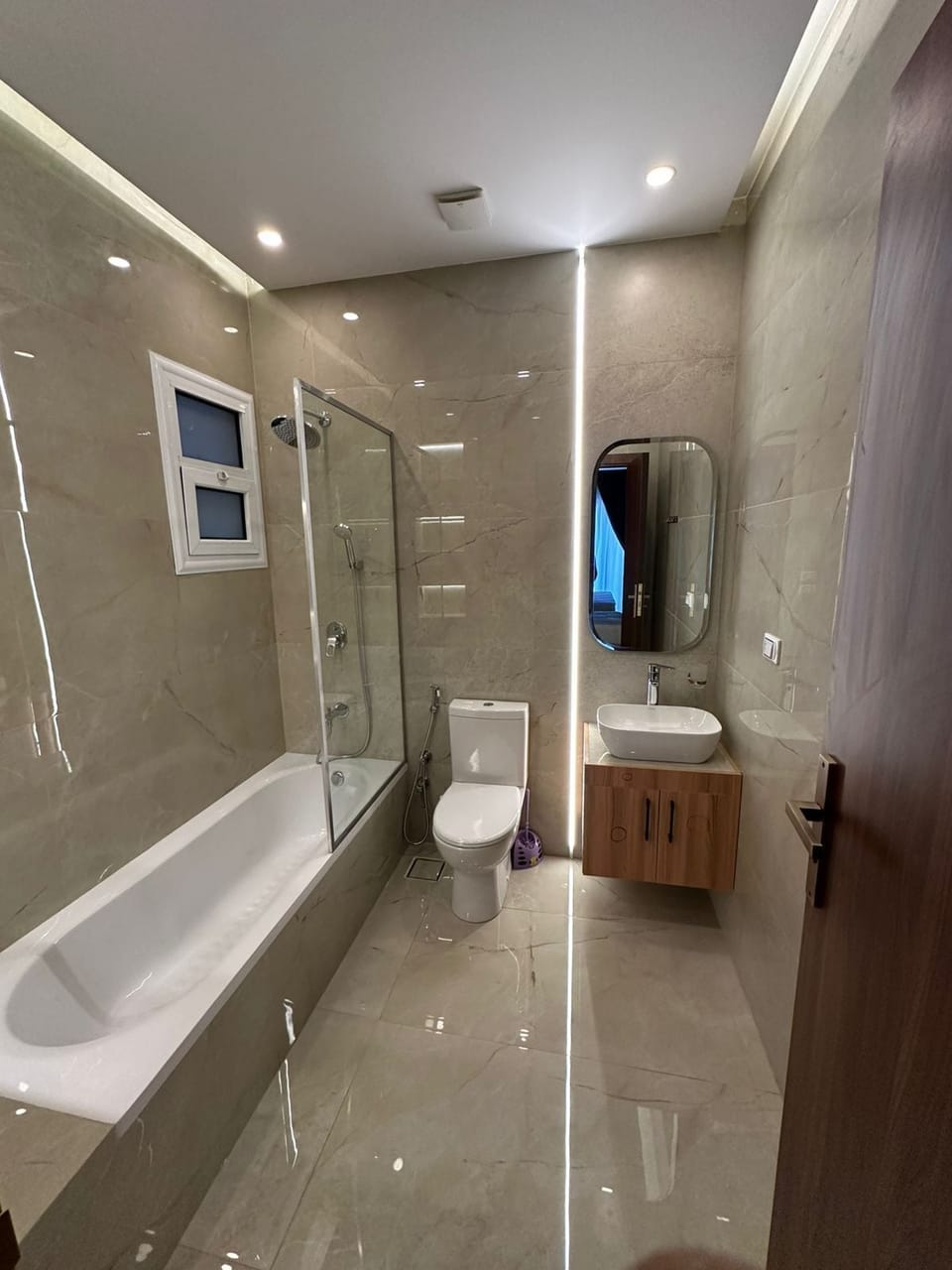 Deluxe Double or Twin Room, City View | Bathroom | Slippers, bidet