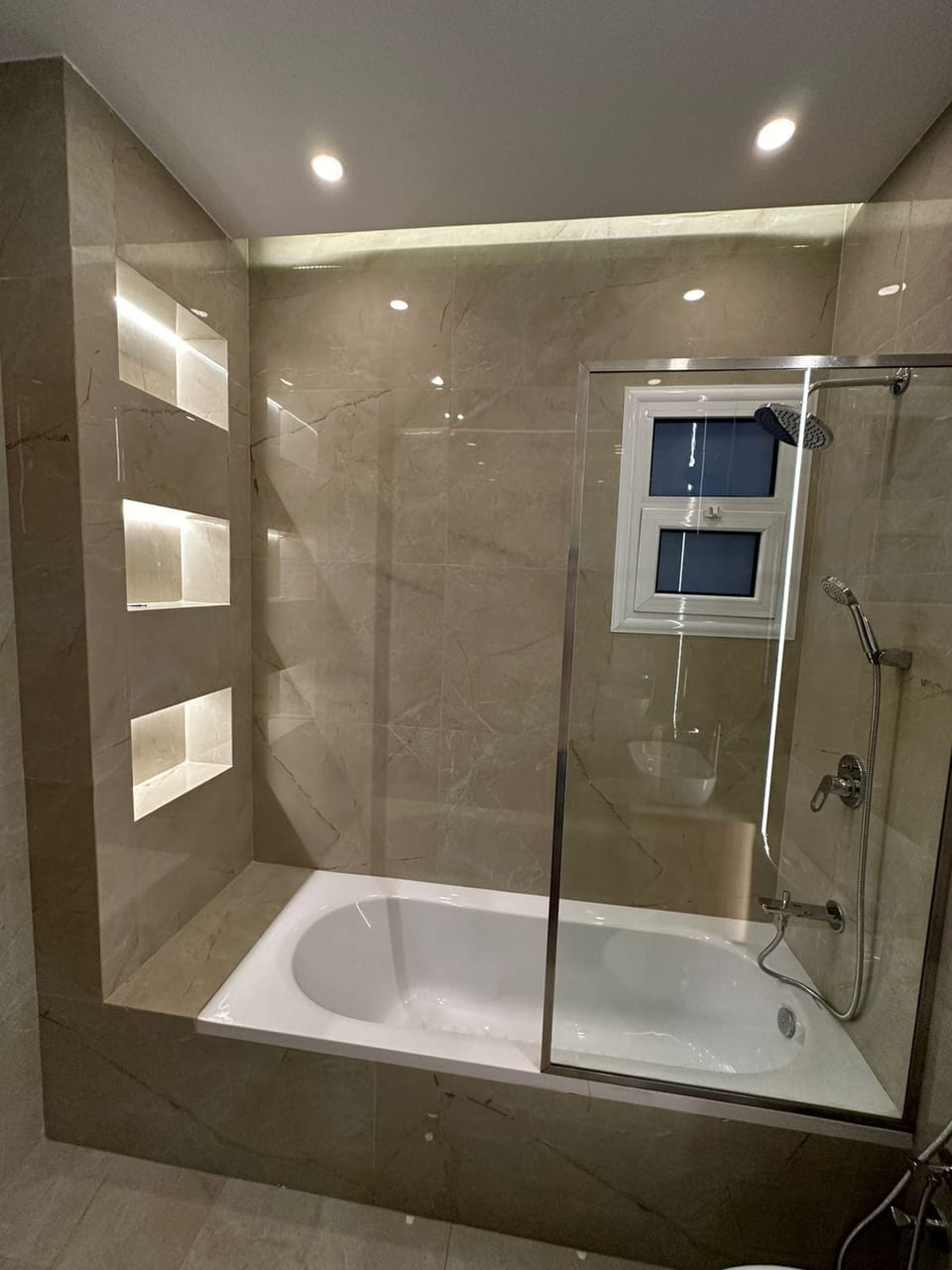 Deluxe Double or Twin Room, City View | Bathroom | Slippers, bidet