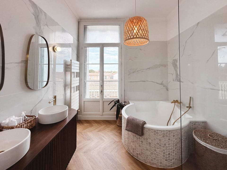 coeur-cristal-salle-de-bain-maison-de-maitre-vacances-detente-magalas-occitanie.jpg