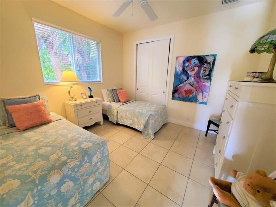 Casa Blanca guest twin bedroom