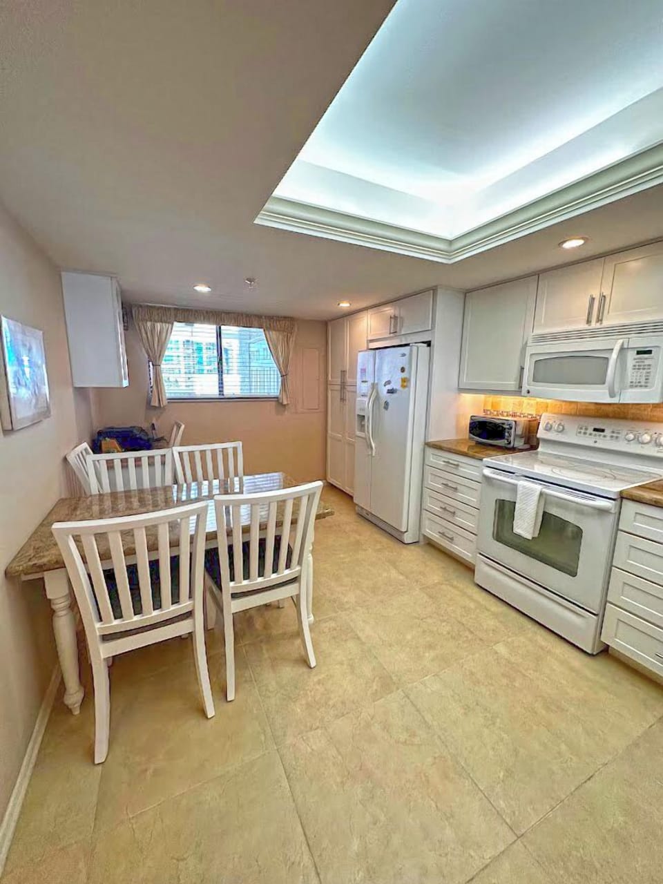 Players Club 305A eat in kitchen