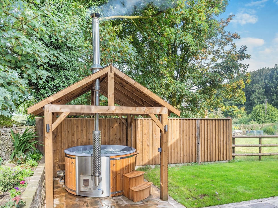 Hot tub | Shepherds Barn, Whiteley Green, Macclesfield