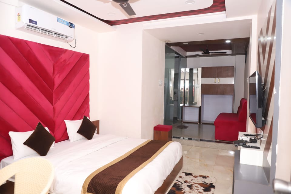 In-room safe, desk, laptop workspace, blackout drapes