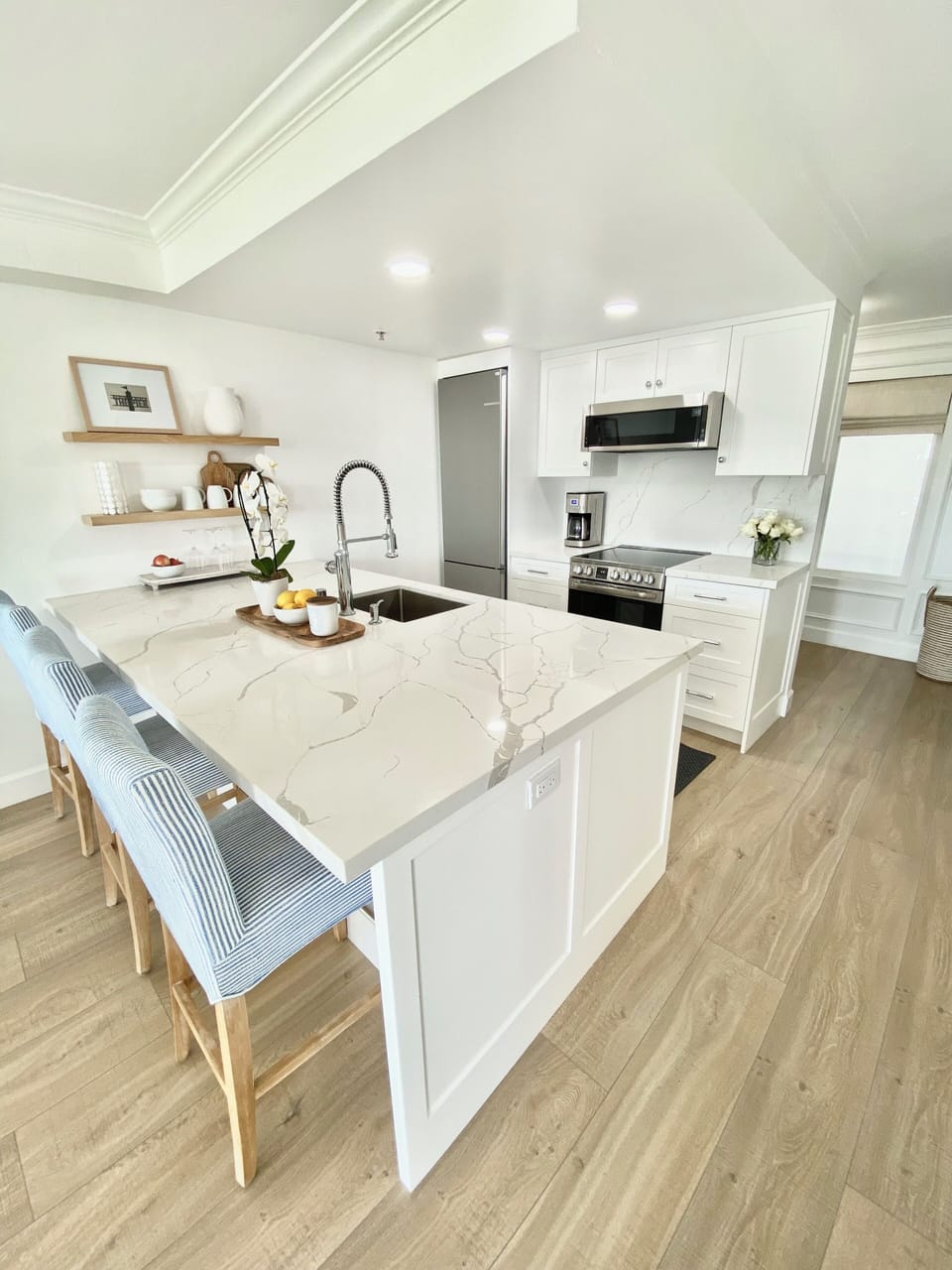 Beautiful expansive quartz countertops, perfect for entertaining.