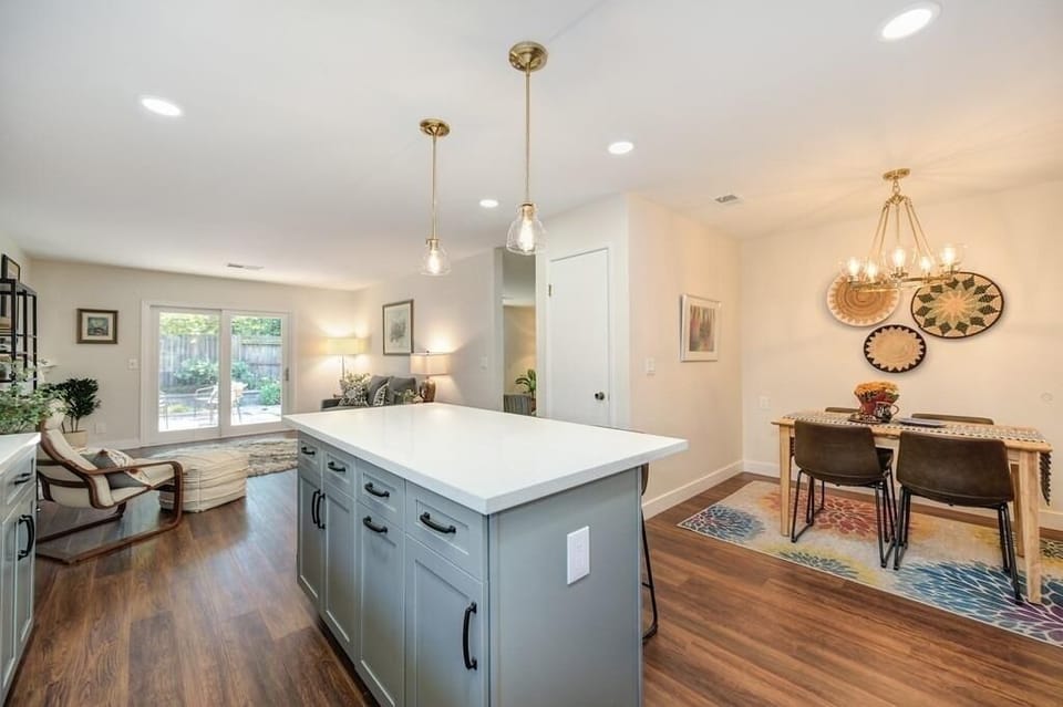 Lamp, Indoors, Home Decor, Building, Dining Room