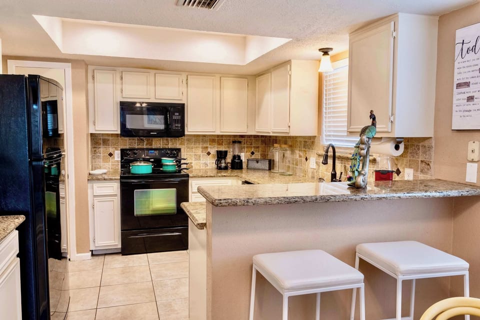 House, Multiple Beds, Patio, Garden View (Katy Hideaway) | Private kitchen | Fridge, microwave, oven, stovetop