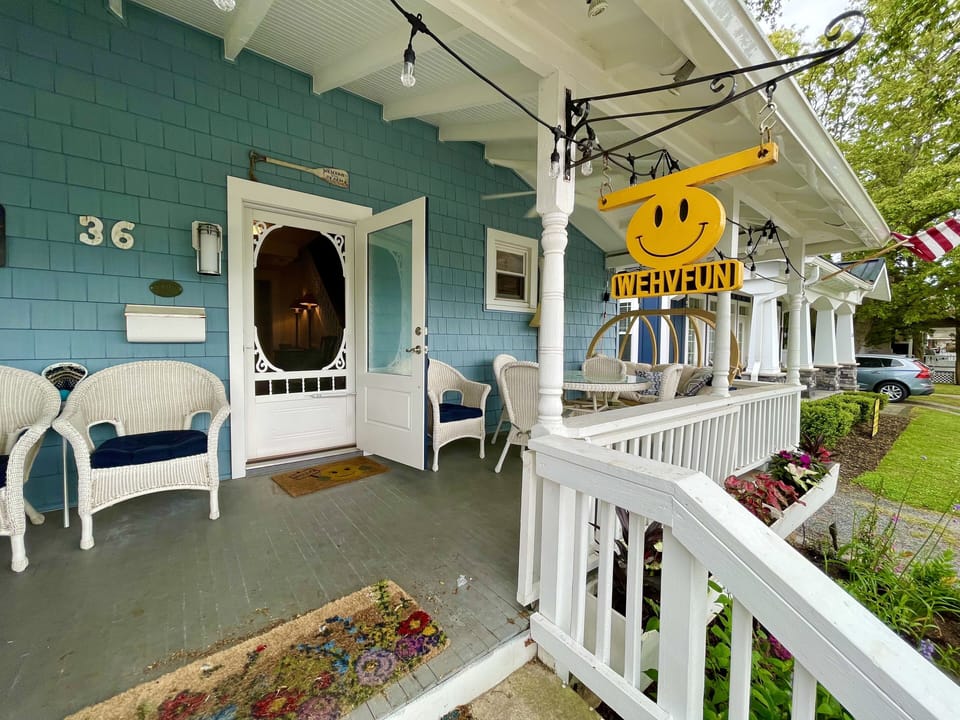 Front Porch w/ Plenty of Seating! Only a block from Funland!