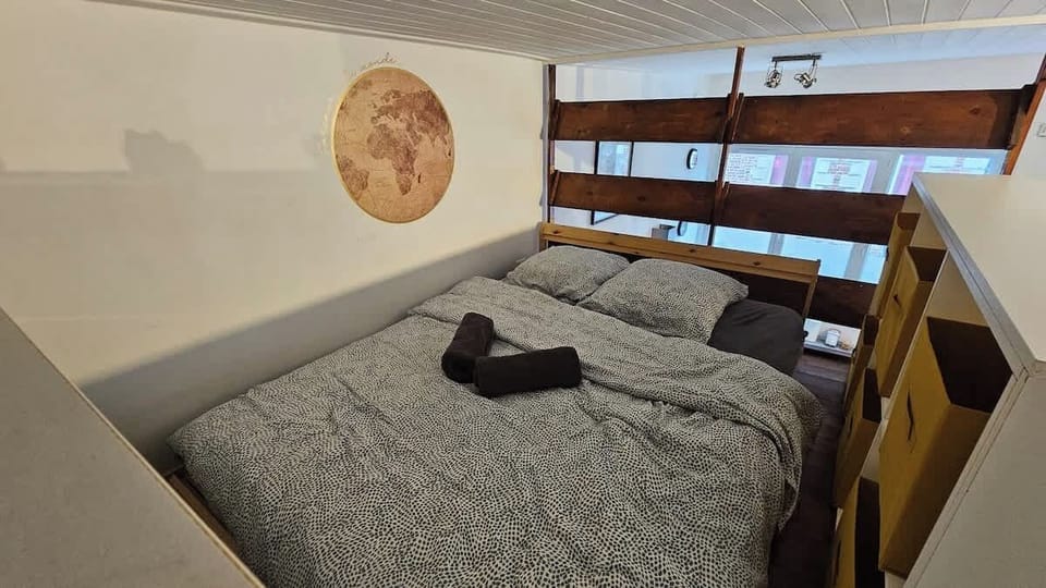 Chambre avec lit double située sur la mezzanine accessible depuis le salon. 