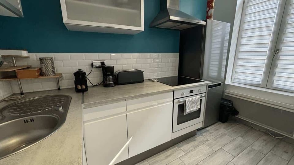 Cuisine équipée avec four, plaques de cuisson, bouilloire, machine à café, micro-ondes, grille-pain et réfrigérateur avec congélateur.
Coin repas pour quatre personnes.
La cuisine est ouverte sur le salon.