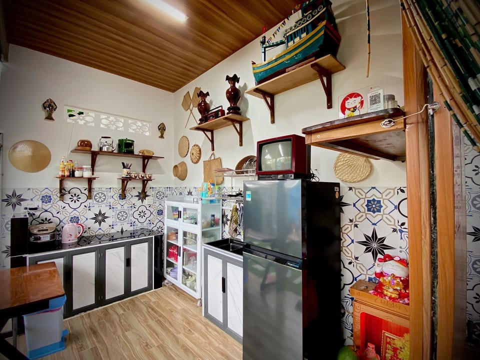 Full-size fridge, stovetop, cookware/dishes/utensils