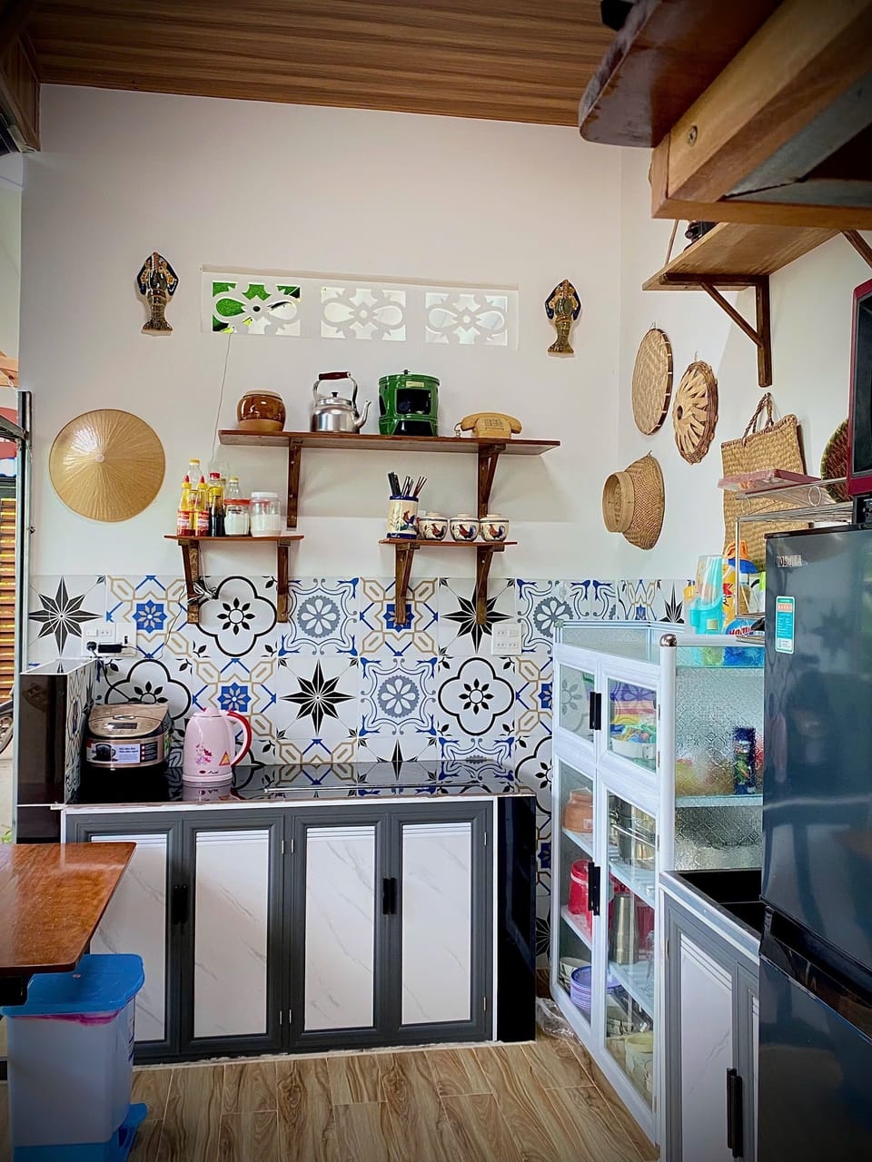 Full-size fridge, stovetop, cookware/dishes/utensils