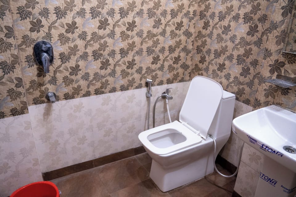 Deluxe Double Room | Bathroom | Free toiletries, slippers, towels, soap