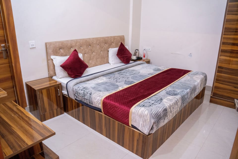 Deluxe Double Room | In-room safe, desk, laptop workspace, iron/ironing board
