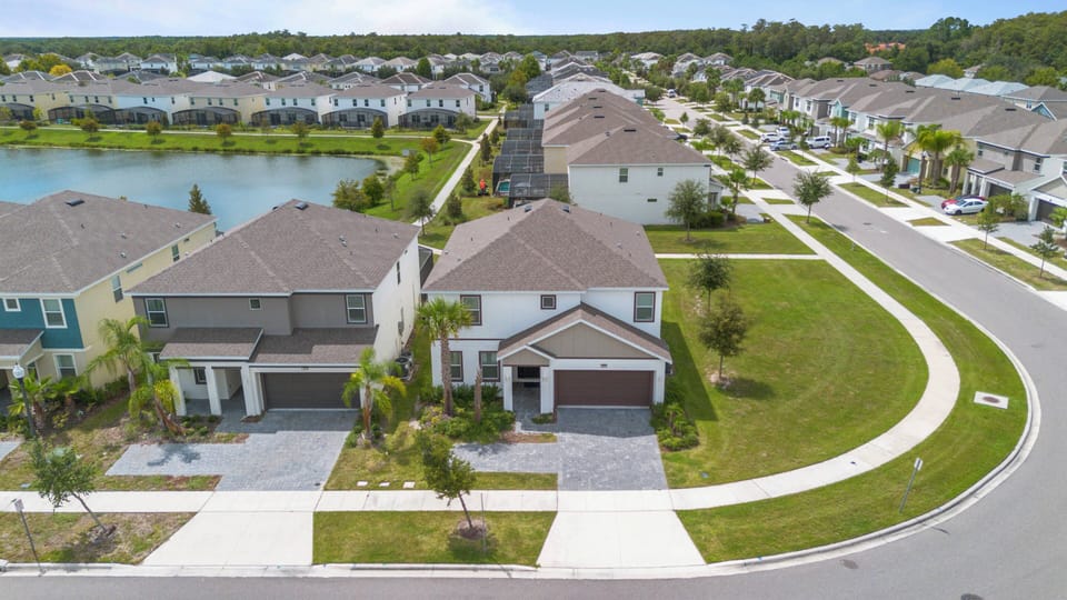 Discover the charm of a landscaped neighborhood with well-kept homes, just a walk from stunning water views. Enjoy inviting streets and lush greenery that create a serene atmosphere, ideal for relaxation.