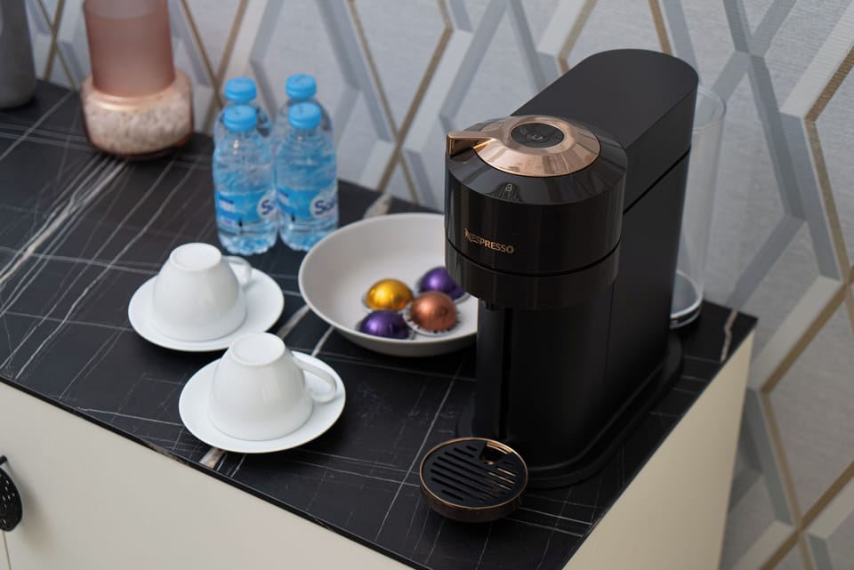 une  appareil haut de gamme, des tasses à café, machine à café 