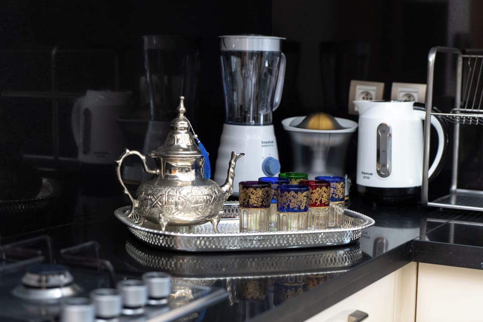 Équipements de base pour préparer le thé marocain