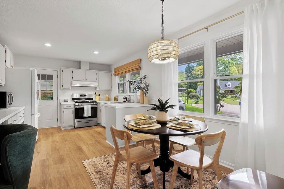Dining area for 4 in the kitchen area