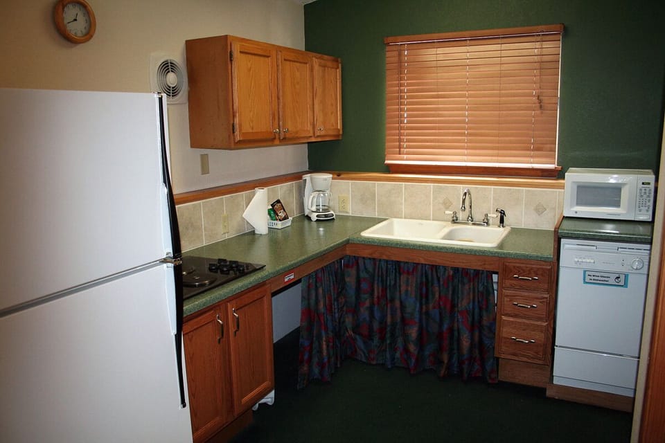 Full Kitchen (no oven)