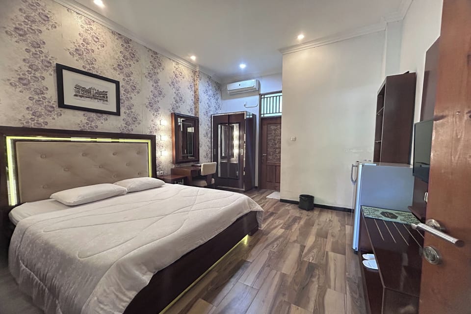 Deluxe Room with Balcony | Desk, free WiFi, bed sheets