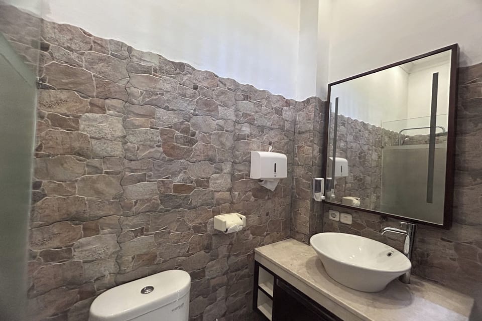 Deluxe Room with Balcony | Bathroom | Shower, rainfall showerhead, free toiletries, slippers