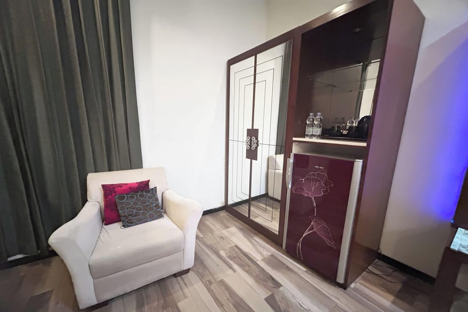 Double Room non Balcony | Living area | 45-inch LCD TV with cable channels
