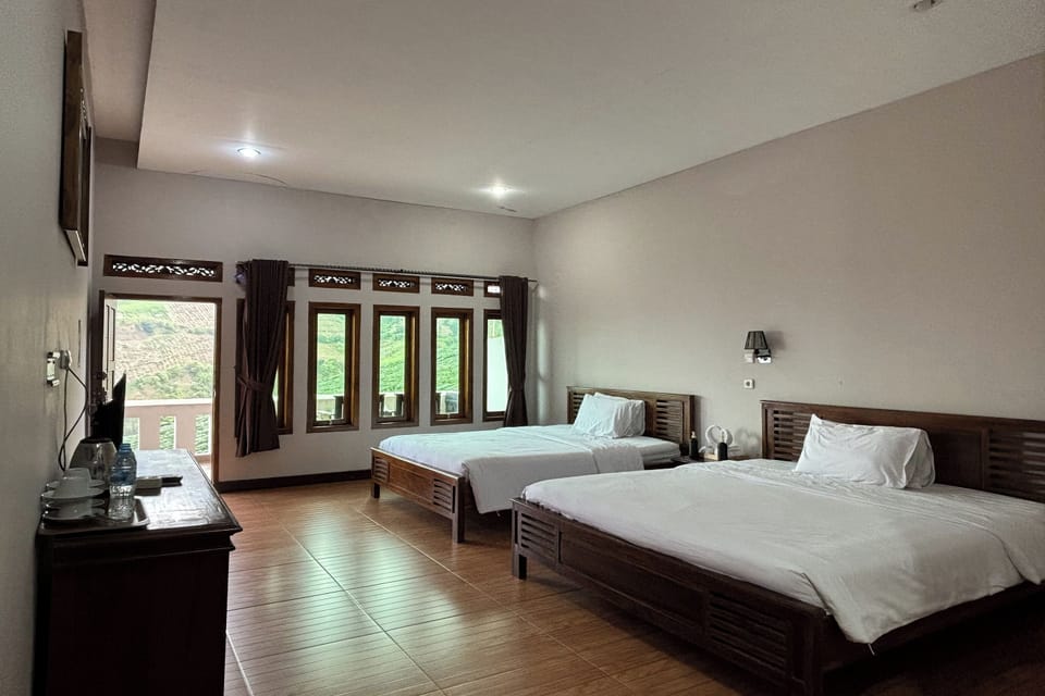 Deluxe Studio Suite | Desk, bed sheets