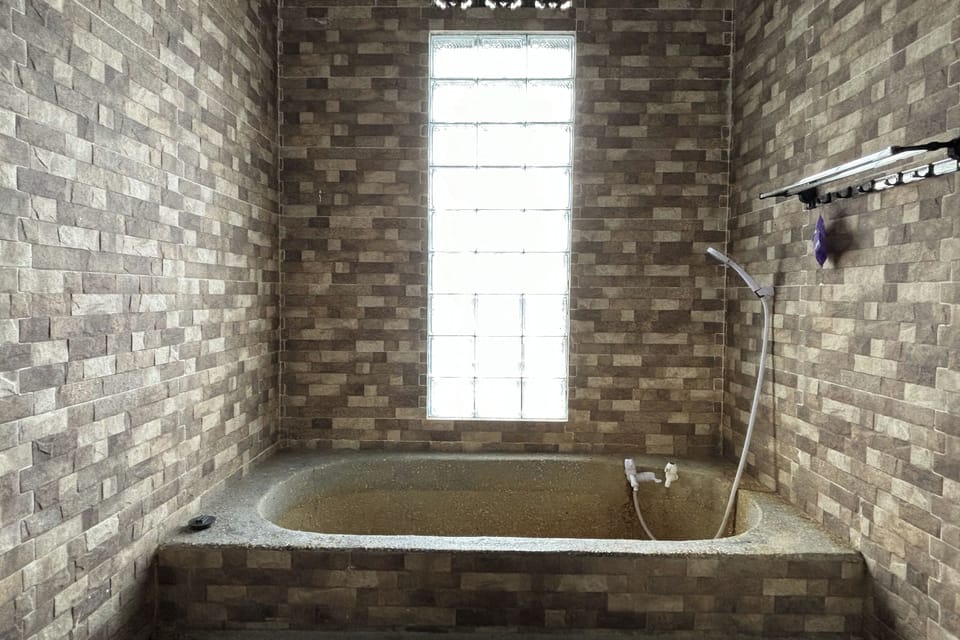 Deluxe Studio Suite | Bathroom | Free toiletries, slippers, towels
