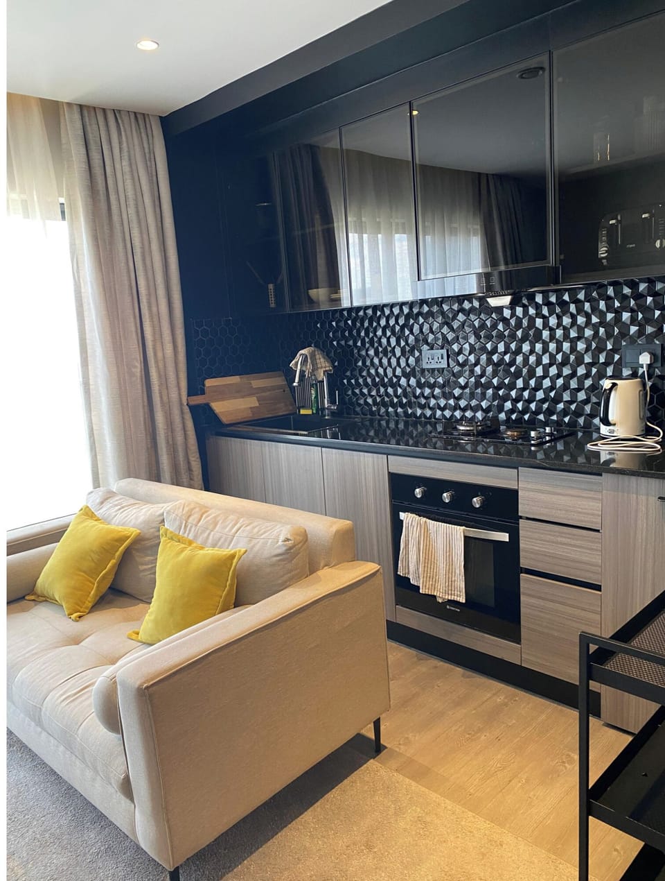 Deluxe Studio, City View | Living area