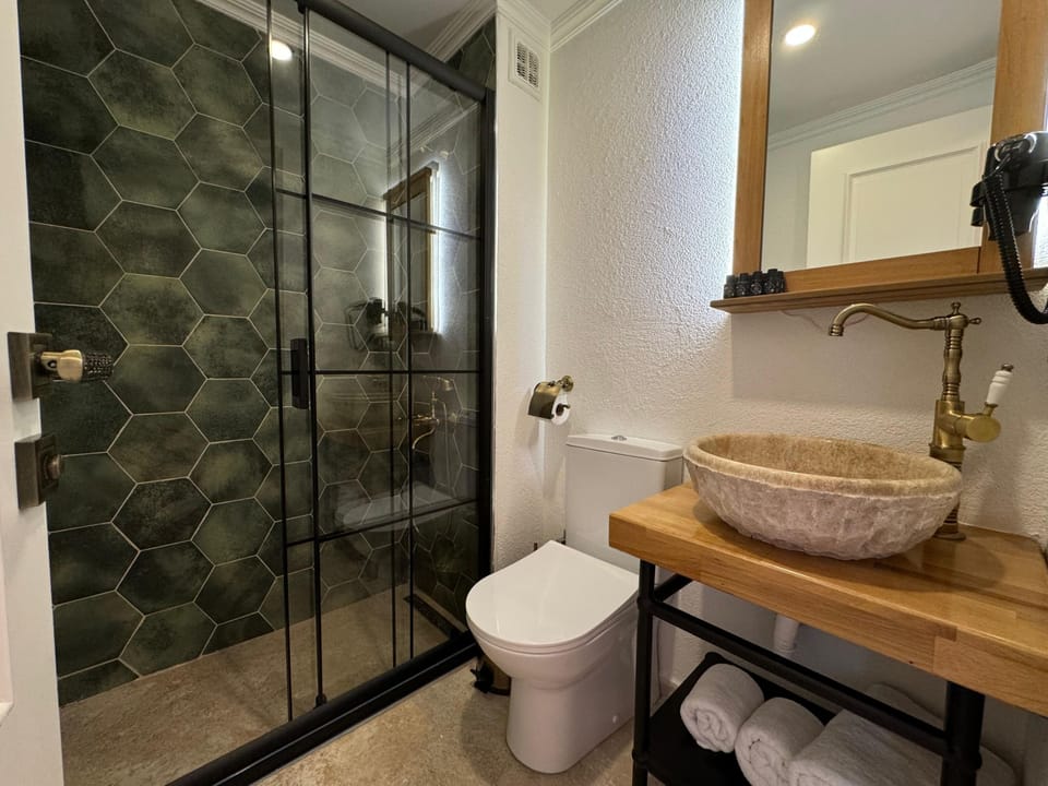 Deluxe Room, Sea View | Bathroom | Shower, hair dryer, slippers, towels