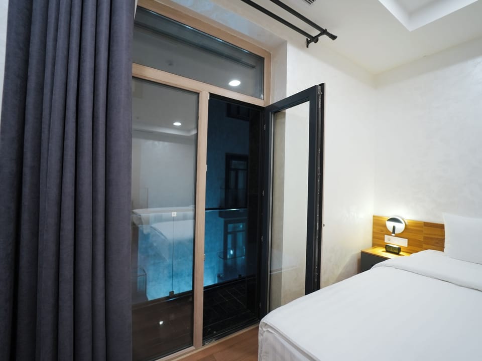 Comfort Twin Room | In-room safe, desk, soundproofing, iron/ironing board (on request)