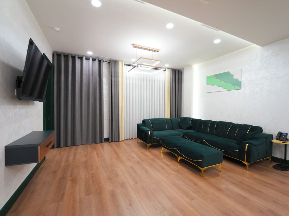 Signature Apartment | In-room safe, desk, soundproofing, iron/ironing board (on request)