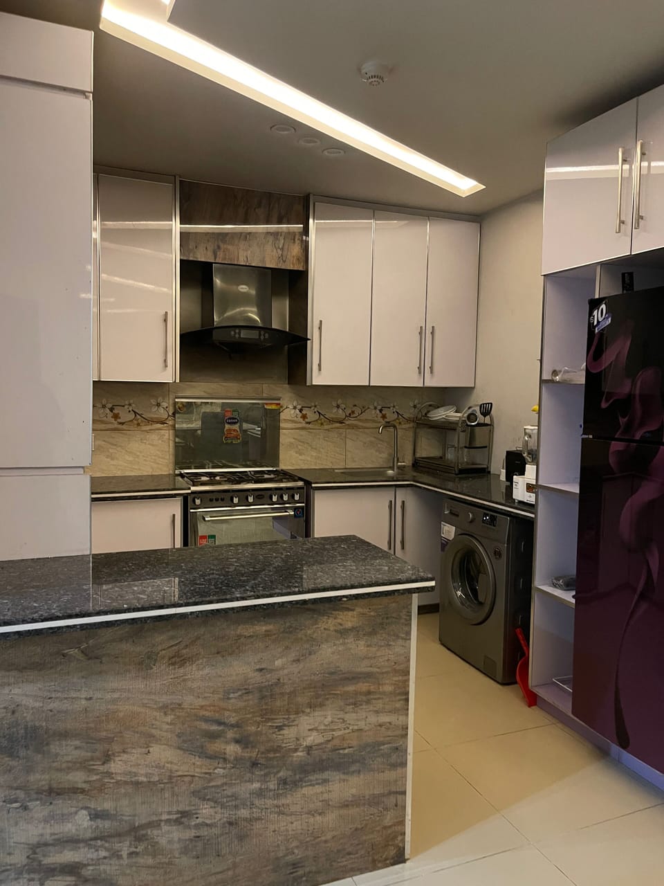 Full-size fridge, microwave, stovetop, cookware/dishes/utensils