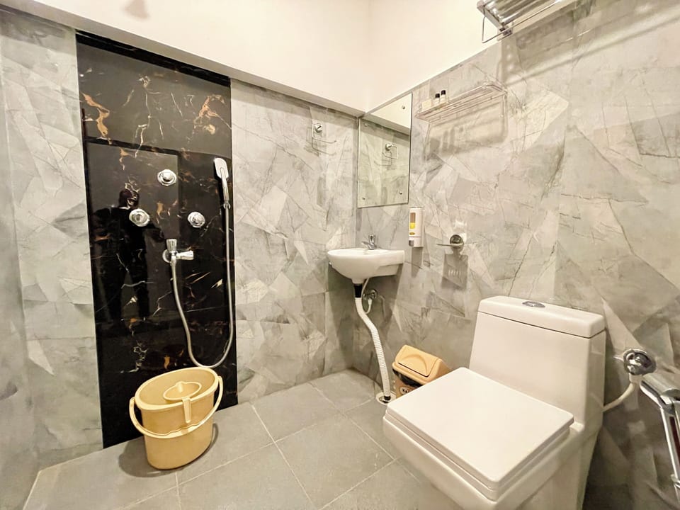Deluxe Triple Room | Bathroom | Shower, towels