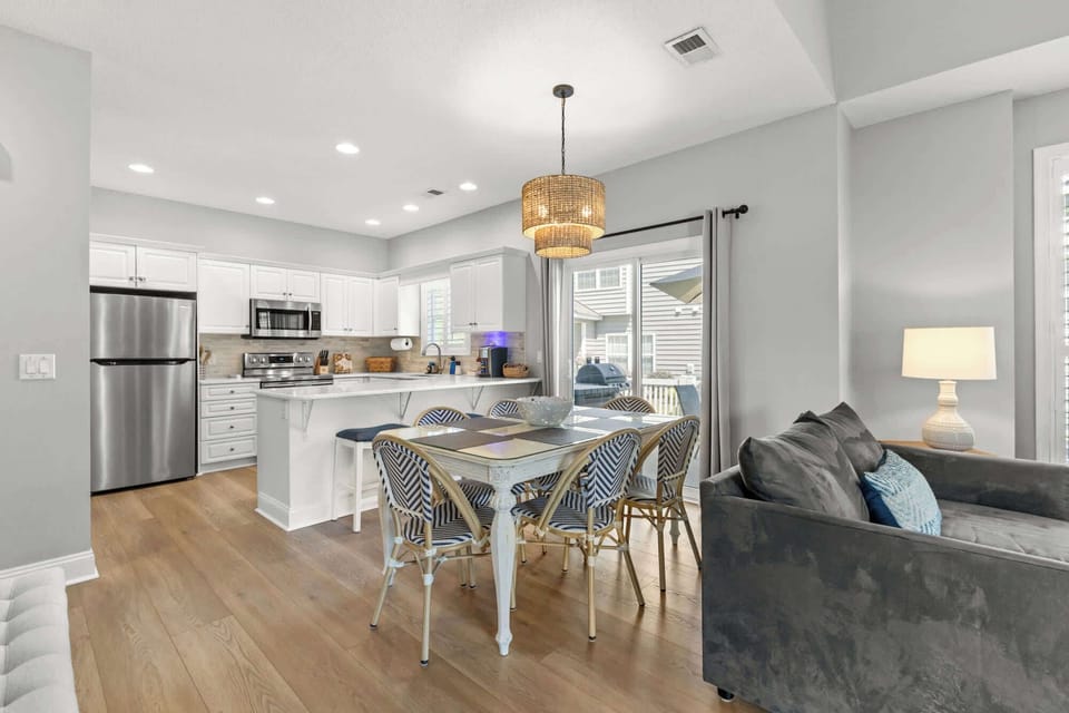 Dining/Kitchen Areas