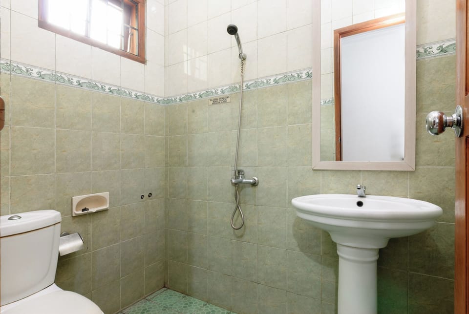 Standard Double Room | Bathroom