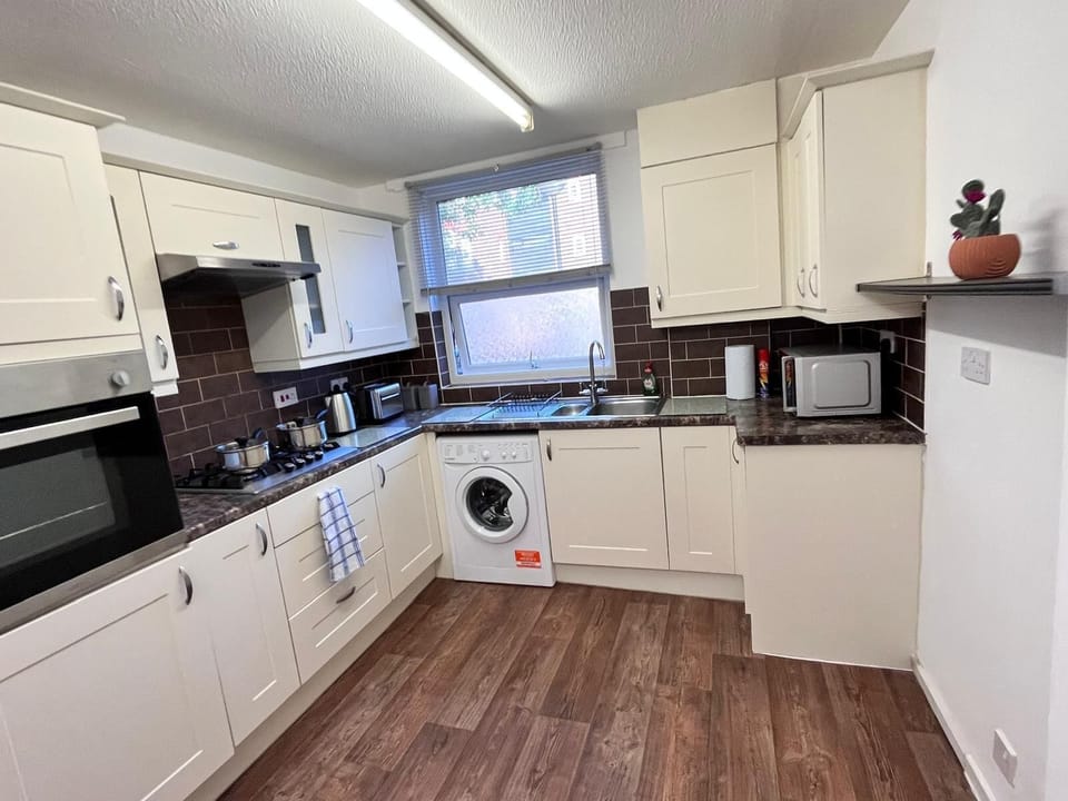 House | Private kitchen | Fridge, microwave, oven, stovetop