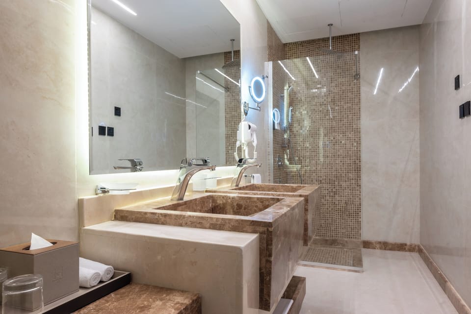 Executive Suite | Egyptian cotton sheets, premium bedding, pillowtop beds, minibar