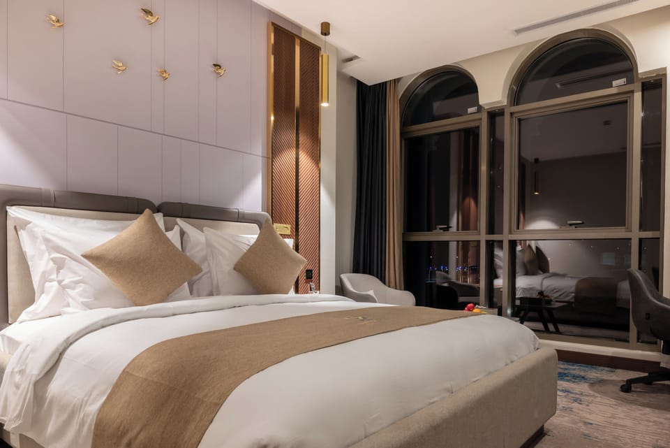 Standard King Room | Egyptian cotton sheets, premium bedding, pillowtop beds, minibar