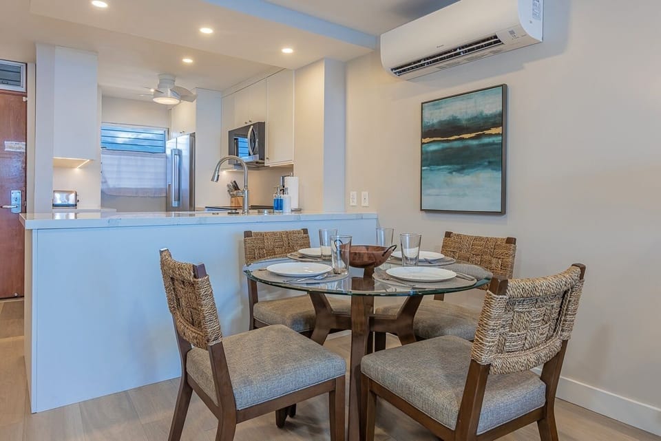 Condo, 2 Bedrooms | Dining