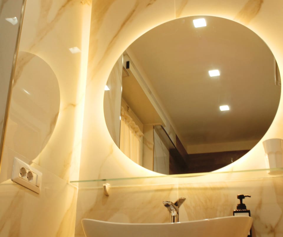 Shower, free toiletries, hair dryer, bidet