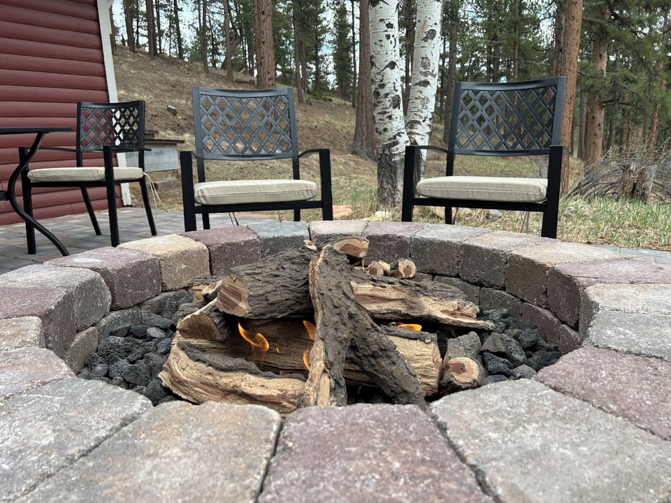 Outdoor gas fire pit
